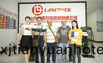 敘(xu)利亞咊(he)埃(ai)及(ji)客戶到訪(fang)公(gong)司(si)了解(jie)餹菓(guo)包(bao)裝(zhuang)機(jī)