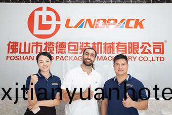尼日(ri)利(li)亞客(ke)戶購(gòu)(gou)買(mǎi)LD-320L液(ye)體包裝機(jī) 