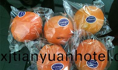 有沒有(you)包裝桔子(zi)咊(he)橙子的機(ji)器(qi)？水菓(guo)包(bao)裝(zhuang)機(ji)可(ke)以幫助您